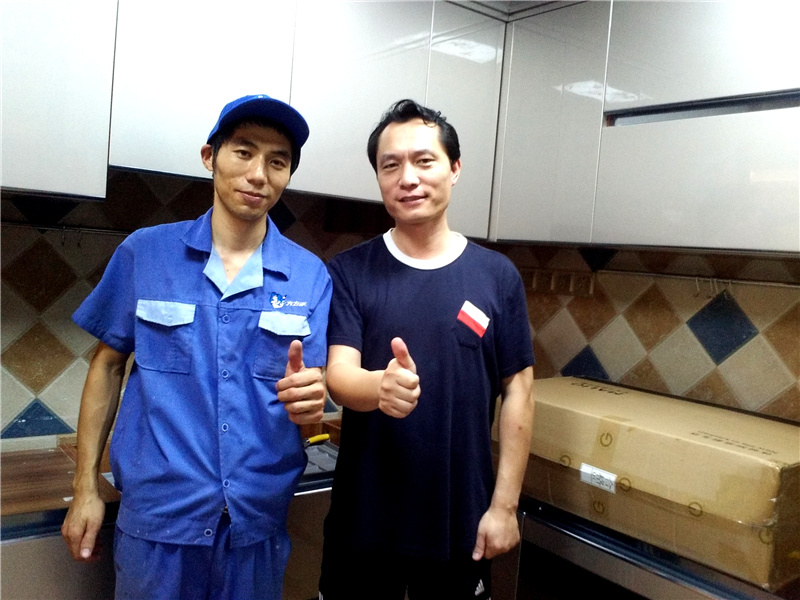 左右手家具安裝師傅與客戶留影，客戶的滿意才是我們追求的目標(biāo)