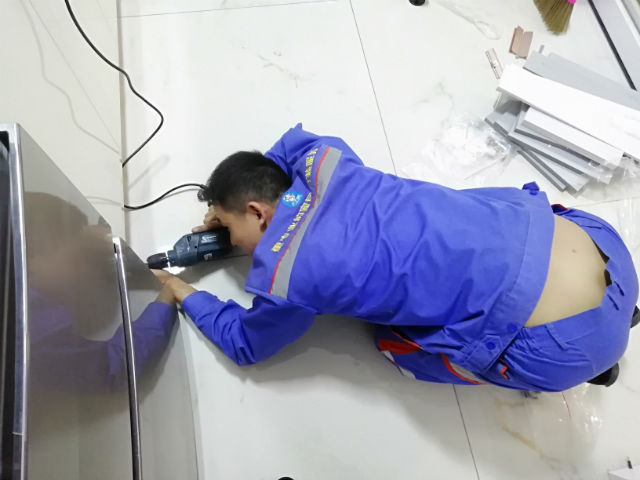 每一次安裝服務(wù)背后，都是安裝師傅們無(wú)數(shù)次的跪地而行