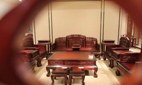 木制家具展柜：木制家具與鋁制家具 看哪個更適合你？